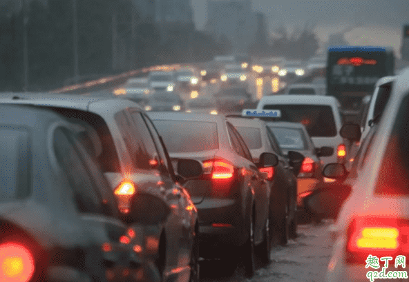 臺風(fēng)天下雨怎么開車 雨天開車要開霧燈嗎1