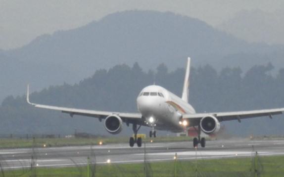 中到大雨飛機可以正常降落嗎？充電器能隨身帶上飛機嗎